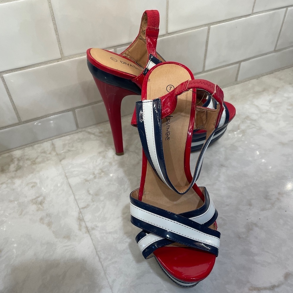 Well worn Diva Lounge Red White & Blue ankle strap platform high heels Sz 7